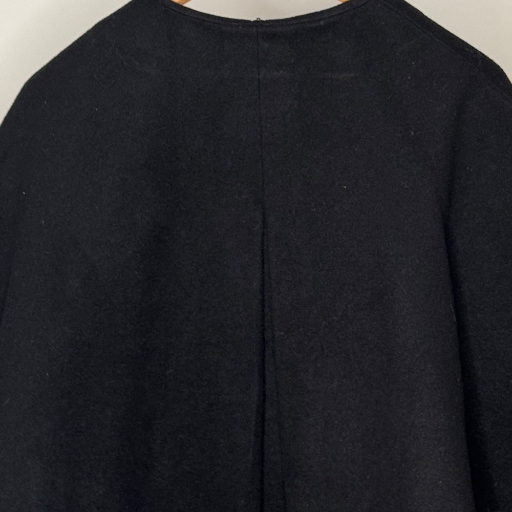 1950s Black Wool Capelet with Gold Trim - Picture 3 of 6